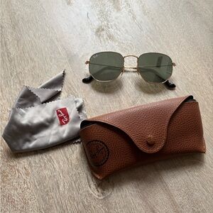 Ray-Ban Silver Mirrored Sunglasses with Case and Wipe